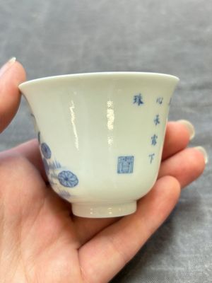 A Chinese blue and white 'mandarin duck and lotus' cup, Kangxi mark, 19th C. — 照片 3