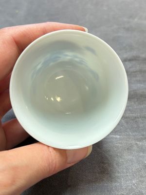A Chinese blue and white 'mandarin duck and lotus' cup, Kangxi mark, 19th C. — 照片 5