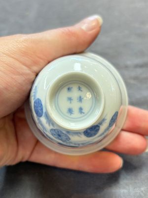 A Chinese blue and white 'mandarin duck and lotus' cup, Kangxi mark, 19th C. — 照片 6