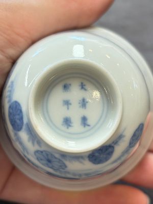 A Chinese blue and white 'mandarin duck and lotus' cup, Kangxi mark, 19th C. — 照片 7