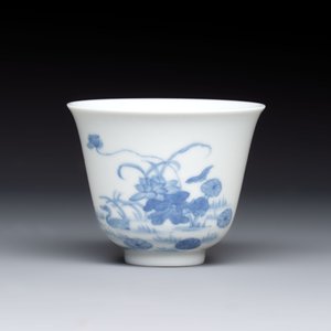 A Chinese blue and white 'mandarin duck and lotus' cup, Kangxi mark, 19th C. — 照片 2