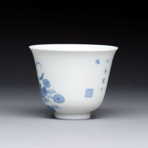 A Chinese blue and white 'mandarin duck and lotus' cup, Kangxi mark, 19th C. — 照片 3