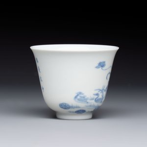 A Chinese blue and white 'mandarin duck and lotus' cup, Kangxi mark, 19th C. — 照片 5