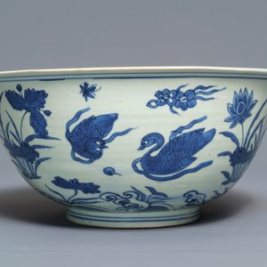 A Chinese blue and white 'mandarin ducks' bowl, Wanli mark and of the period — photo 4
