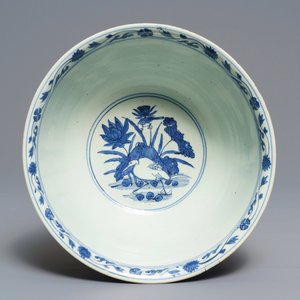A Chinese blue and white 'mandarin ducks' bowl, Wanli mark and of the period — photo 5