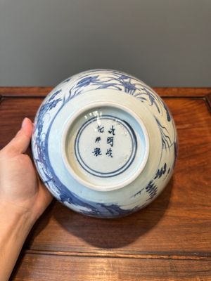 A Chinese blue and white 'mandarin ducks in a lotus pond' bowl, Chenghua mark, Wanli — 照片 8