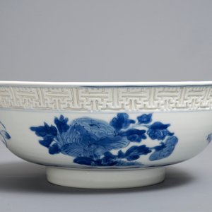 A Chinese blue and white 'mantou' bowl with carved key fret border, Kangxi — 照片 1