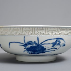 A Chinese blue and white 'mantou' bowl with carved key fret border, Kangxi — 照片 2