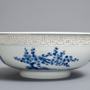 A Chinese blue and white 'mantou' bowl with carved key fret border, Kangxi — 照片 4