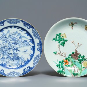 A Chinese blue and white 'Master of the Rock' dish and a famille verte dish, Kangxi — 照片 1