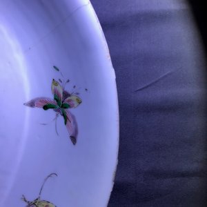 A Chinese blue and white 'Master of the Rock' dish and a famille verte dish, Kangxi — 照片 11