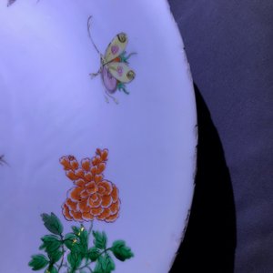 A Chinese blue and white 'Master of the Rock' dish and a famille verte dish, Kangxi — 照片 12