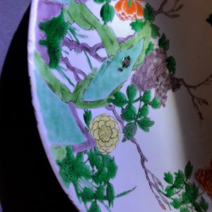 A Chinese blue and white 'Master of the Rock' dish and a famille verte dish, Kangxi — 照片 14