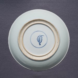 A Chinese blue and white 'Master of the Rock' dish and a famille verte dish, Kangxi — 照片 4