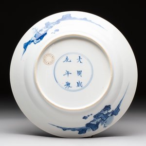 A Chinese blue and white 'Master of the Rocks' plate, Chenghua mark, Kangxi — photo 2