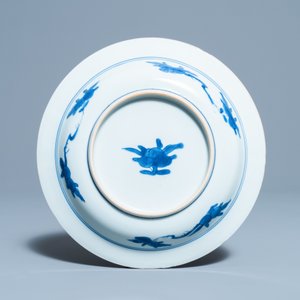 A Chinese blue and white 'Master of the Rocks' plate, Kangxi — 照片 2