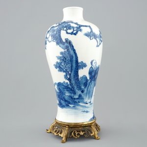 A Chinese blue and white meiping vase on gilt bronze stand, 19th C. — 照片 2