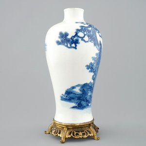 A Chinese blue and white meiping vase on gilt bronze stand, 19th C. — 照片 3