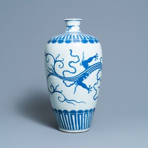 A Chinese blue and white 'meiping' vase with a dragon, Wanli mark, 19th C. — 照片 4