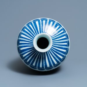 A Chinese blue and white 'meiping' vase with a dragon, Wanli mark, 19th C. — 照片 6