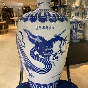 A Chinese blue and white 'meiping' vase with a dragon, Wanli mark, 19th C. — 照片 9