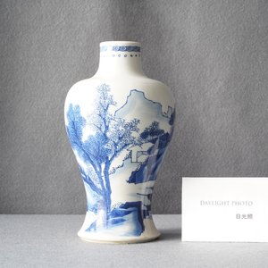 A Chinese blue and white meiping vase with figures in a landscape, Kangxi — 照片 8