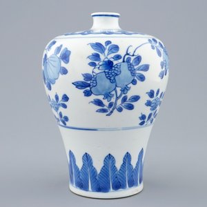 A Chinese blue and white meiping vase with floral design, Kangxi — 照片 2