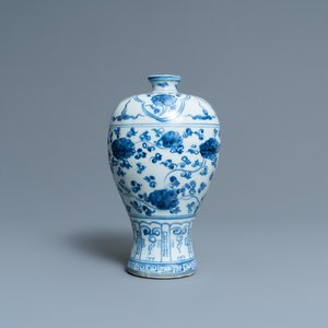 A Chinese blue and white 'meiping' vase with floral scrolls, Ming — 照片 1