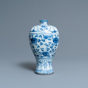 A Chinese blue and white 'meiping' vase with floral scrolls, Ming — 照片 3