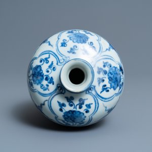 A Chinese blue and white 'meiping' vase with floral scrolls, Ming — 照片 6