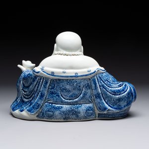 A Chinese blue and white Milefo Buddha, Zeng Long Sheng 曾龍昇 mark, 20th C. — 照片 3