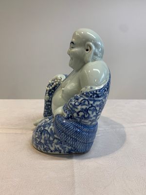 A Chinese blue and white Milefo Buddha, Zhu Mao Ji Zao 朱茂記造 mark, 19/20th C. — photo 2