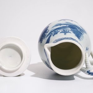 A Chinese blue and white milk jug and cover with twisted handle, Qianlong — 照片 7