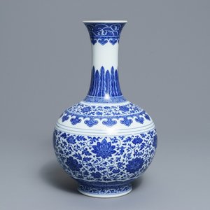 A Chinese blue and white Ming style bottle vase, Qianlong mark, 19/20th C. — 照片 1
