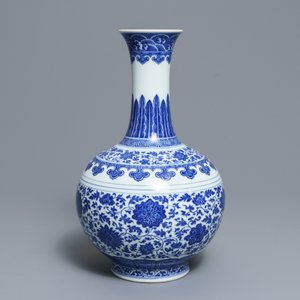 A Chinese blue and white Ming style bottle vase, Qianlong mark, 19/20th C. — 照片 5
