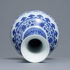 A Chinese blue and white Ming style bottle vase, Qianlong mark, 19/20th C. — 照片 7