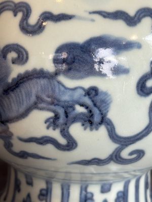 A Chinese blue and white Ming-style 'Buddhist lion' vessel, 20th C. — photo 11