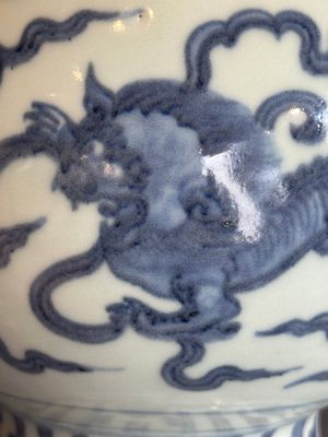 A Chinese blue and white Ming-style 'Buddhist lion' vessel, 20th C. — photo 13