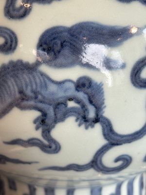 A Chinese blue and white Ming-style 'Buddhist lion' vessel, 20th C. — photo 14