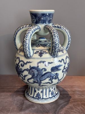A Chinese blue and white Ming-style 'Buddhist lion' vessel, 20th C. — photo 2