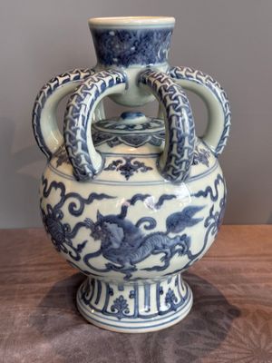 A Chinese blue and white Ming-style 'Buddhist lion' vessel, 20th C. — photo 4