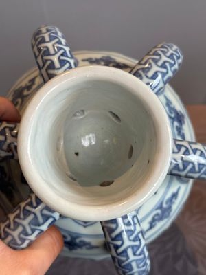 A Chinese blue and white Ming-style 'Buddhist lion' vessel, 20th C. — photo 5