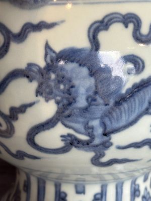 A Chinese blue and white Ming-style 'Buddhist lion' vessel, 20th C. — photo 10