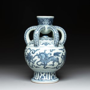 A Chinese blue and white Ming-style 'Buddhist lion' vessel, 20th C. — photo 1