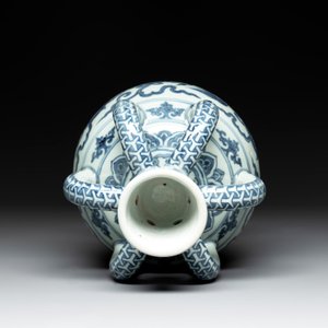 A Chinese blue and white Ming-style 'Buddhist lion' vessel, 20th C. — photo 4