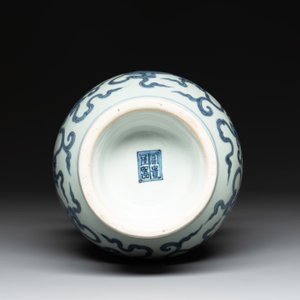A Chinese blue and white Ming-style 'Buddhist lion' vessel, 20th C. — photo 5