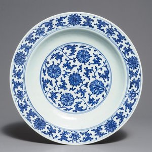 A Chinese blue and white Ming style charger, Qianlong — photo 1