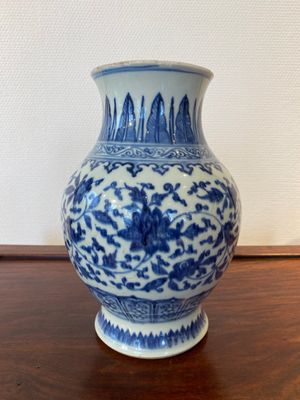 A Chinese blue and white Ming-style 'lotus scroll' vase, Qianlong — 照片 1