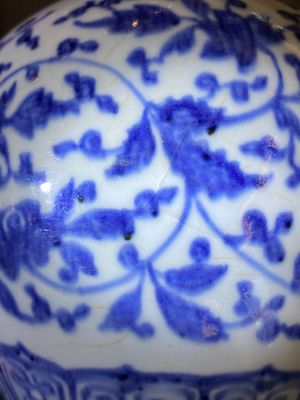 A Chinese blue and white Ming-style 'lotus scroll' vase, Qianlong — 照片 9