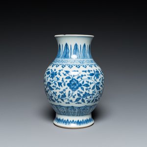 A Chinese blue and white Ming-style 'lotus scroll' vase, Qianlong — 照片 1